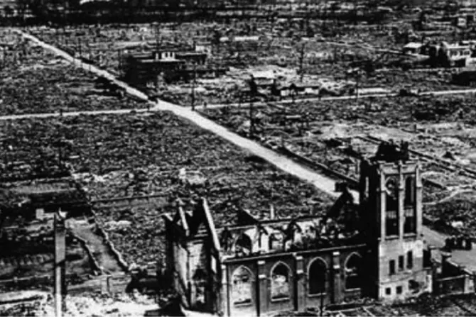 Hiroshima en ruinas, con la catedral de pie